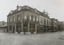 863818 Gezicht op het hoekpand Catharijnekade 16 (P.J. van den Brink, visgroothandel) in Wijk C te Utrecht, met rechts ...